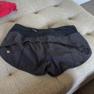 Lululemon Speed Up Low Rise Lined Black Shorts size 6. 2.5” inseam Black